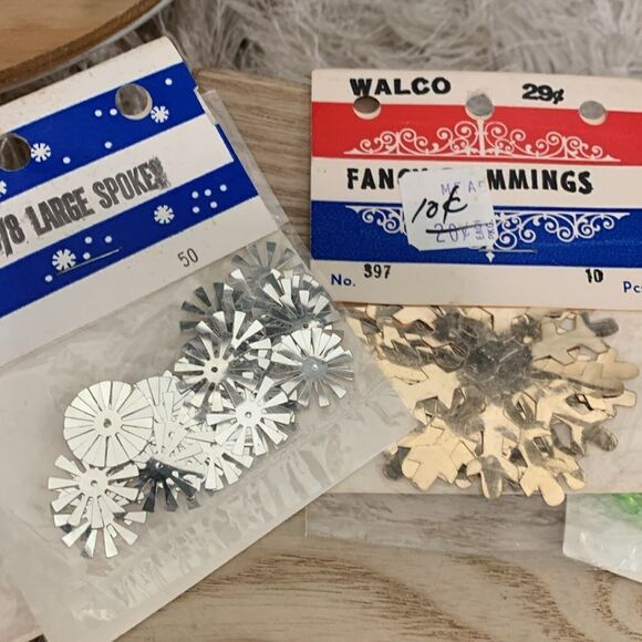 Vintage Bundle Of Sewing Notions Seed Beads, Sequins, Sew-On Jewels And More - Picture 15 of 17